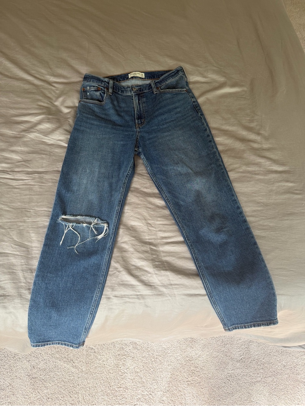 Like New! Abercrombie & Fitch The Mom High Rise - size 29 (8)